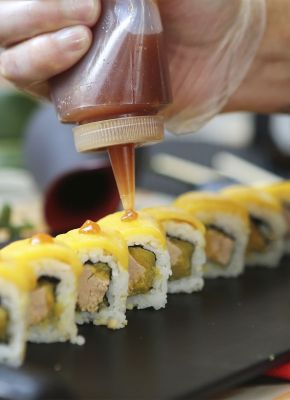chef decorando sushi rolls