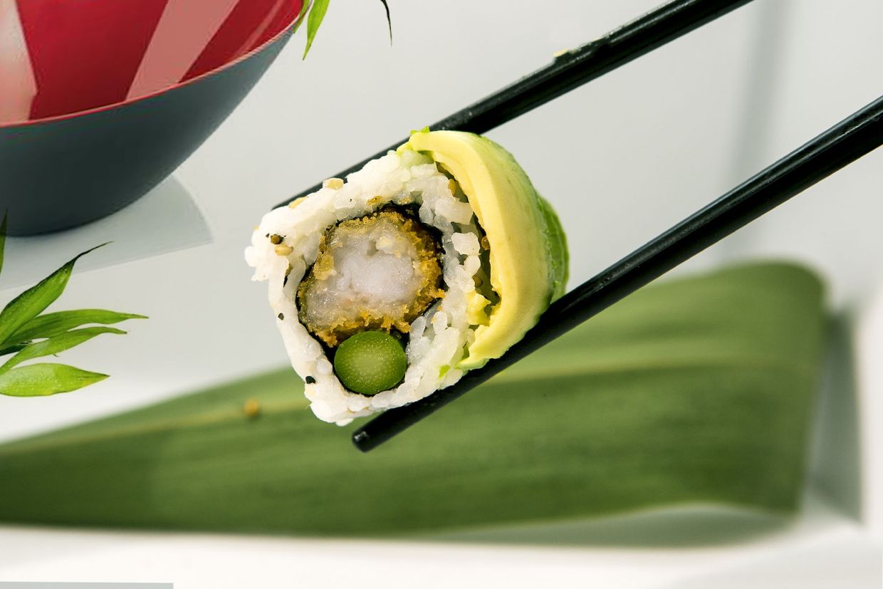 pieza de sushi de aguacate, pollo y pepino